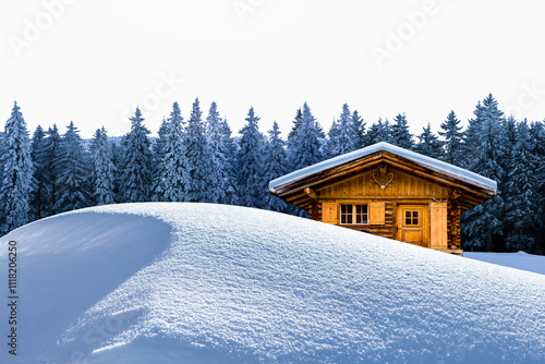 Berghütte im Winter in verschneiter Landschaft