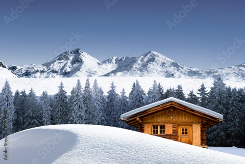 Berghütte im Winter in verschneiter Landschaft