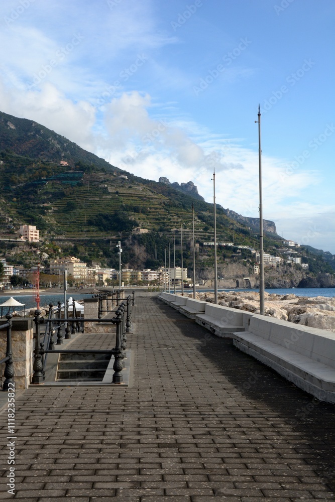 Obraz premium PAESAGGIO URBANO DI MAIORI,COSTIERA AMALFITANA,ITALIA,2 DICEMBRE 2024.