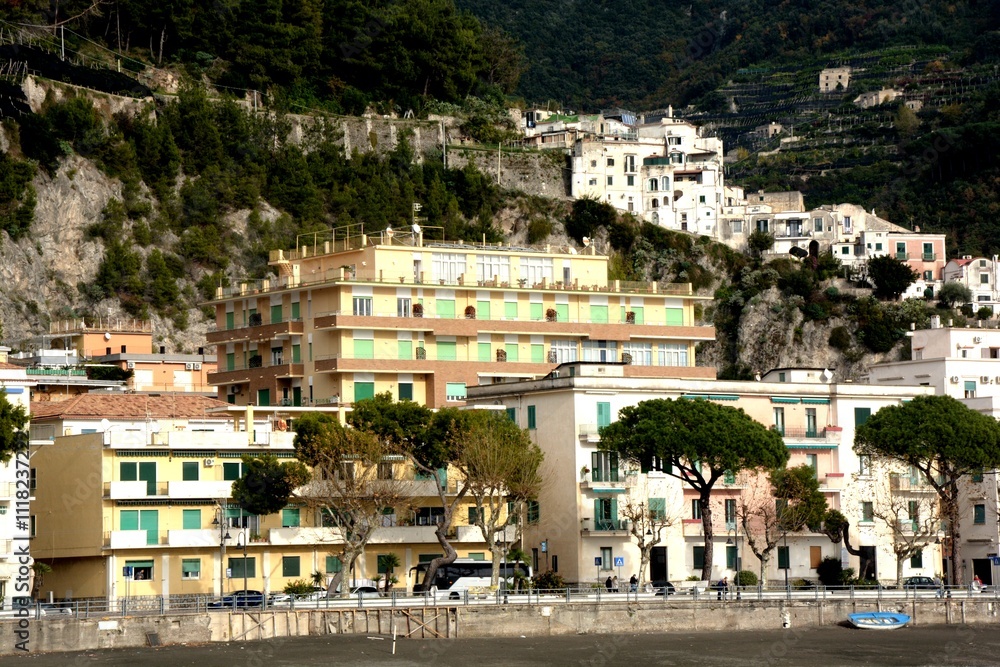 Obraz premium PAESAGGIO URBANO DI MAIORI,COSTIERA AMALFITANA,ITALIA,2 DICEMBRE 2024.