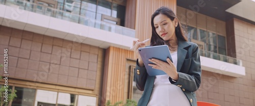 Fotografija confident senior business woman using tablet outdoors