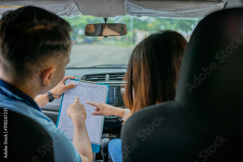 Photos An experienced instructor is guiding a student during a practical driving lesson