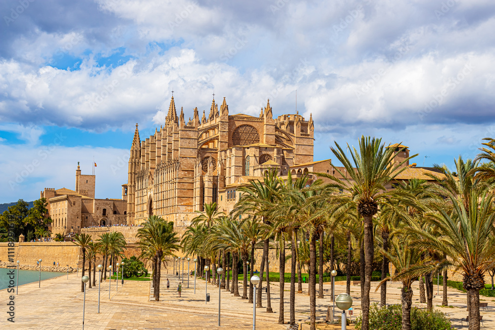 Cathédrale de Palma de Majorque, le plus grand édifice religieux de l'île de Majorque Cathédrale de Palma de Majorque, le plus grand édifice religieux de l'île de Majorque