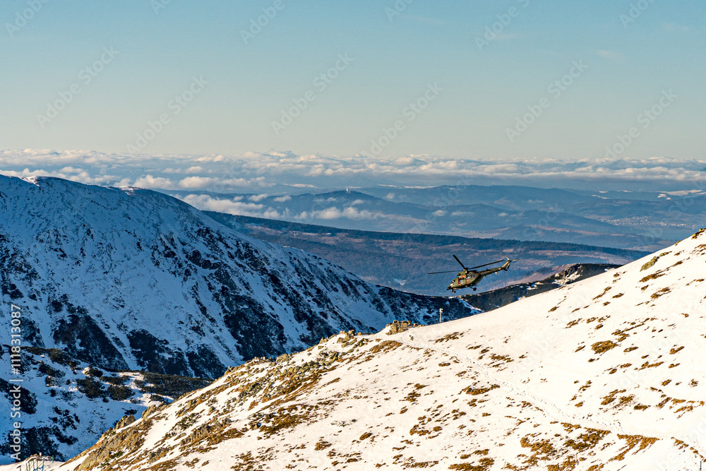 Góry Tatry zimą i widoczny latający helikopter