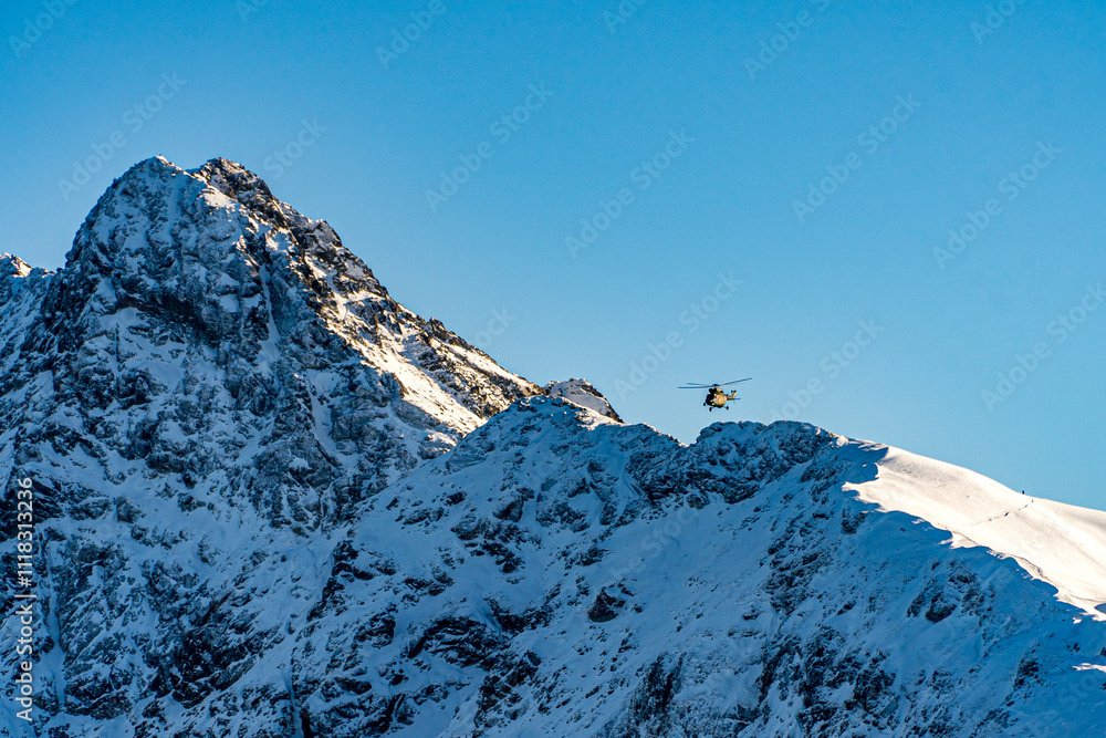 Góry Tatry zimą i widoczny latający helikopter