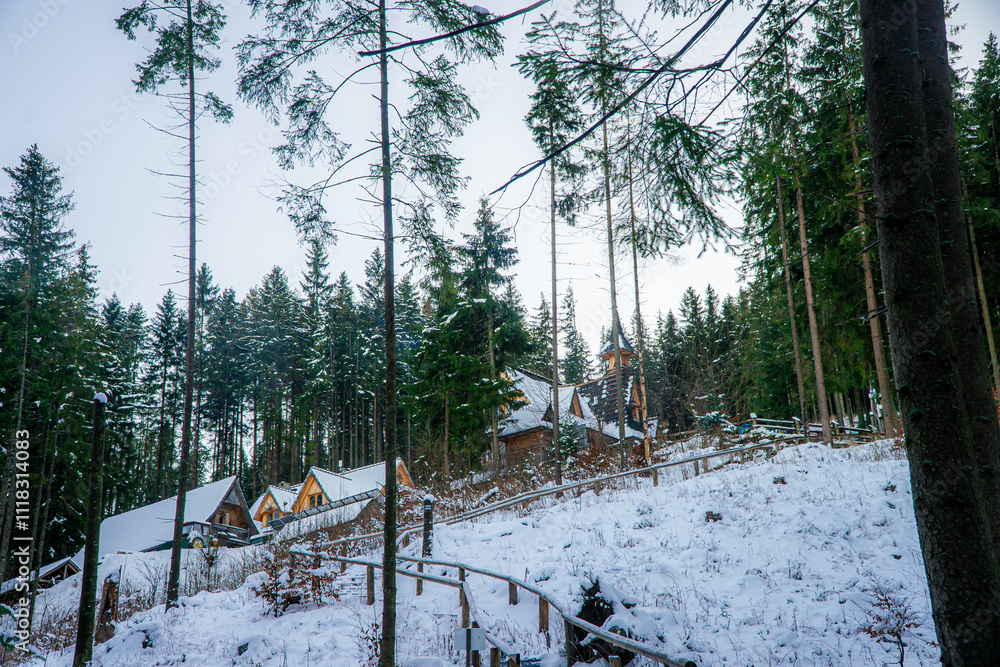 Drewniany kościół w górach zimą, Tatry w Polsce