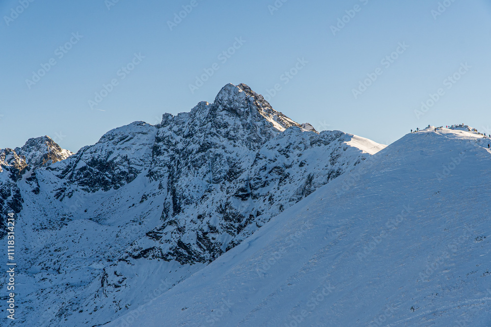 Góry zimą, Tatry w Polsce zasypane śniegiem podczas pięknej bezchmurnej pogody.