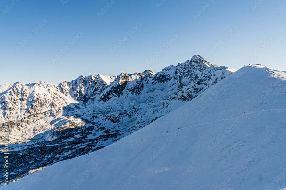 Góry zimą, Tatry w Polsce zasypane śniegiem podczas pięknej bezchmurnej pogody.