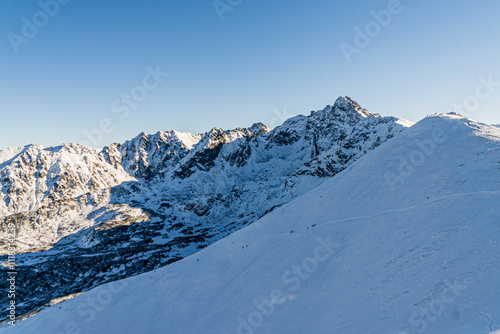 Obraz na płótnie Góry zimą, Tatry w Polsce zasypane śniegiem podczas pięknej bezchmurnej pogody. w salonie