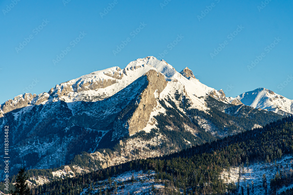 Góry wysokie, Tatry w Polsce zimą podczas pięknej słonecznej pogody z błękitnym niebem.