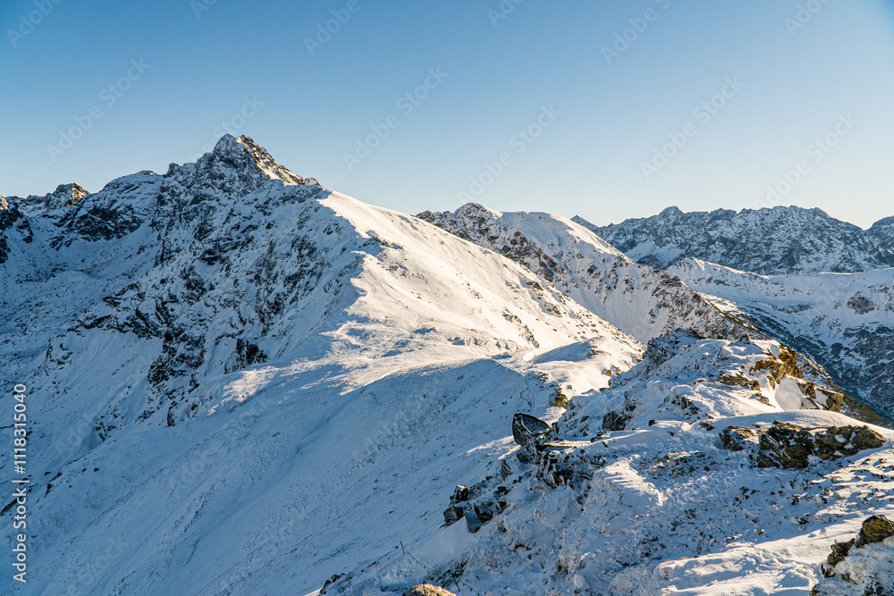Góry wysokie, Tatry w Polsce zimą podczas pięknej słonecznej pogody z błękitnym niebem.