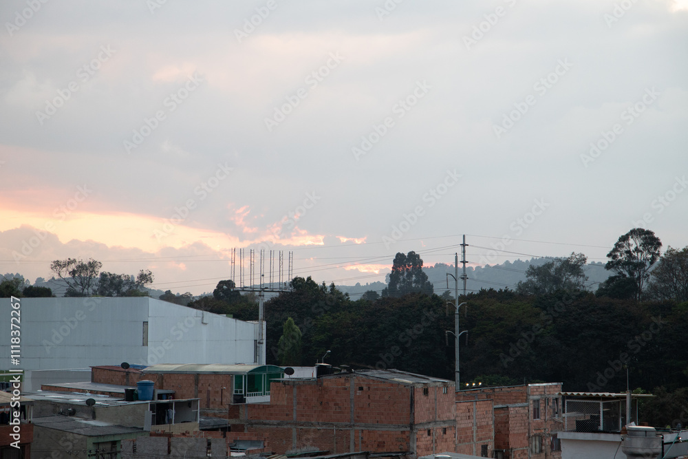 Atardecer dramático sobre Bogotá con nubes densas y paisaje urbano Atardecer dramático sobre Bogotá con nubes densas y paisaje urbano