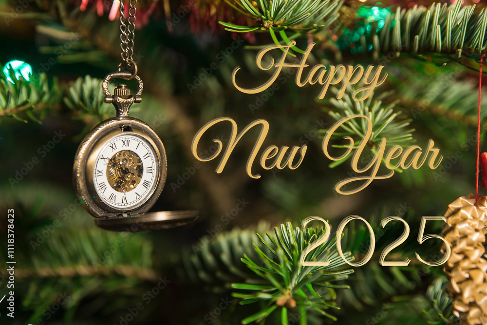 Życzenia Happy New Year 2025 w tle zegarek vintage z klapką na łańcuchu wiszący na gałęzi choinki bożonarodzeniowej