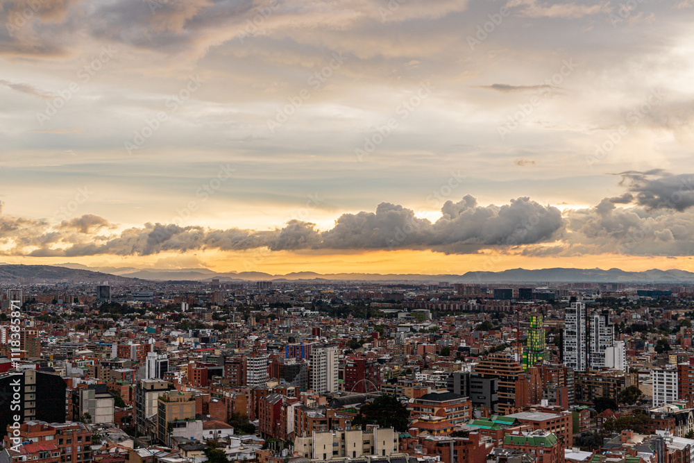 Atardecer dramático sobre Bogotá con nubes densas y paisaje urbano Atardecer dramático sobre Bogotá con nubes densas y paisaje urbano