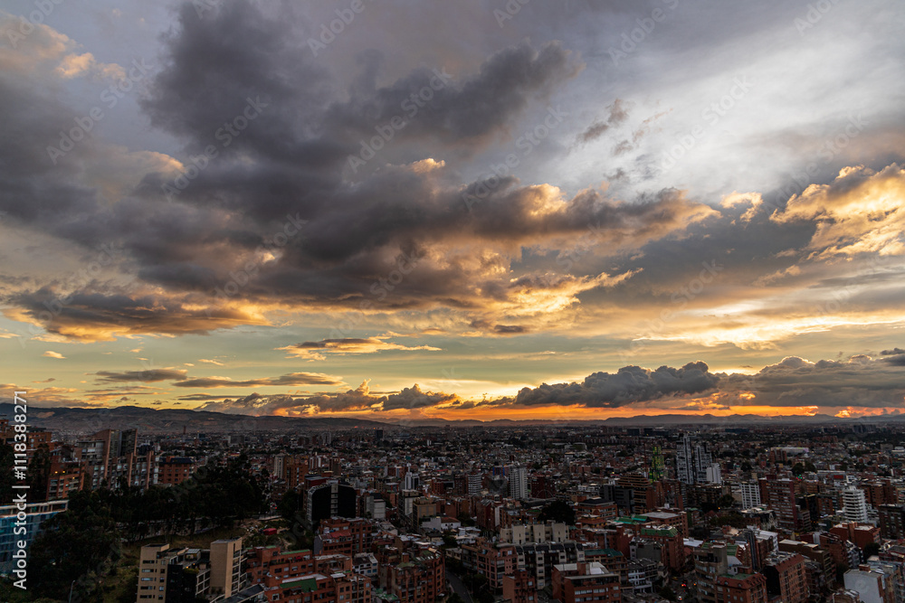 Atardecer dramático sobre Bogotá con nubes densas y paisaje urbano Atardecer dramático sobre Bogotá con nubes densas y paisaje urbano