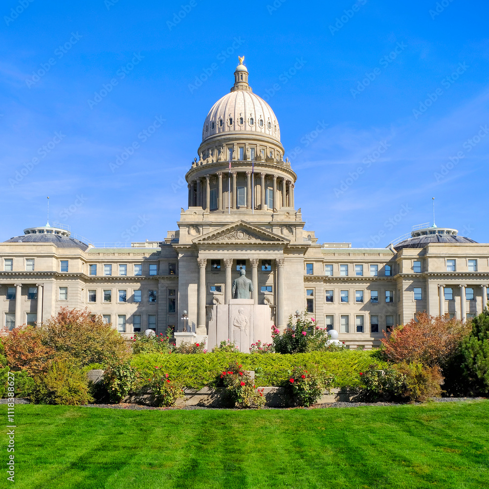 Obraz premium Idaho Capital Building with Blue Sky Columns Architecture