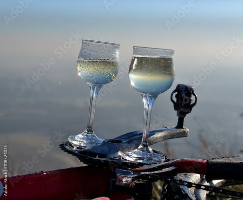 Photography Kieliszki z szampanem na korbie rowerowej