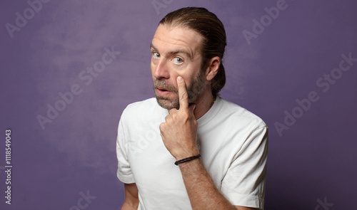 Картината върху платно keeping an eye on you, not trusting, watching and staying alert and vigilant