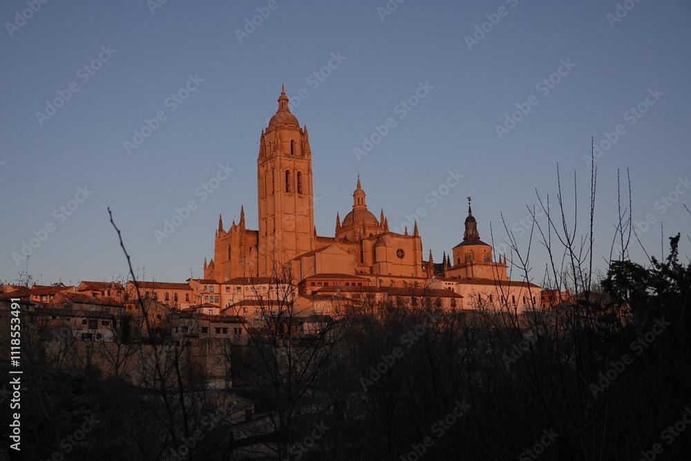 Fototapeta premium Catedral de Segovia in the sunset