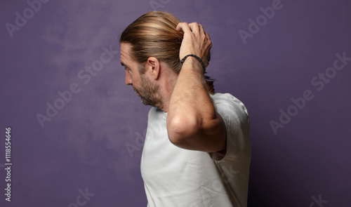 Konstfotografi open-mouthed in shock and disbelief, with hand on cheek and arm crossed, feeling