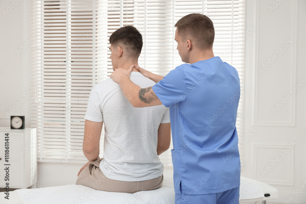 Obraz premium Osteopath working with patient in clinic. Manual therapy
