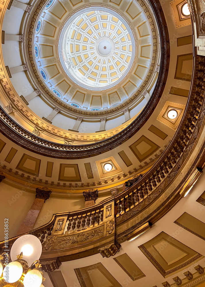 Obraz premium The interior of the dome at the Colorado State Capital building in Denver, Colorado.