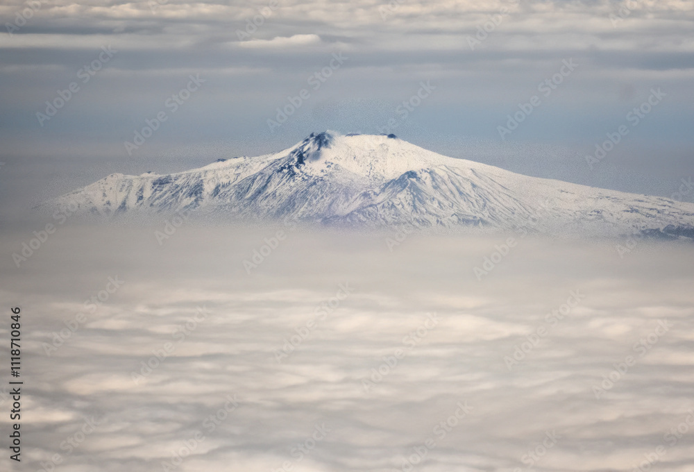 Vista del vulcano Etna tra le nuvole in inverno 410