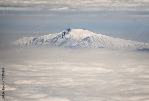 Obraz na płótnie Vista del vulcano Etna tra le nuvole in inverno 410 w salonie