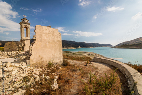 Verlassene Kirchenruine in Alassa in Zypern – Dramatische Landschaft mit historischem Charme