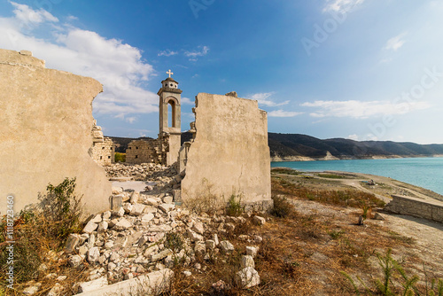 Verlassene Kirchenruine in Alassa in Zypern – Dramatische Landschaft mit historischem Charme