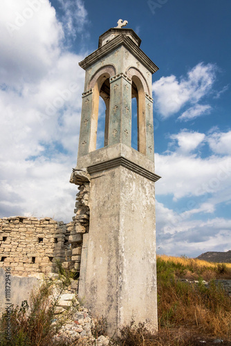 Verlassene Kirchenruine in Alassa in Zypern – Dramatische Landschaft mit historischem Charme