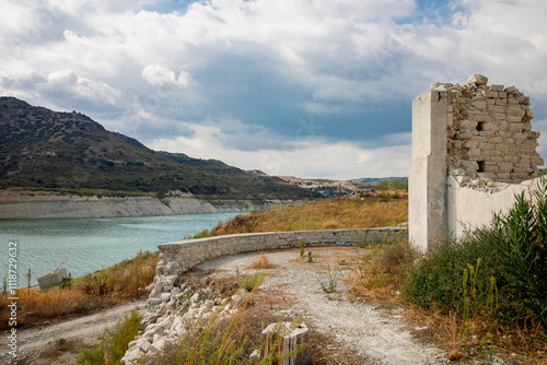 Verlassene Kirchenruine in Alassa in Zypern – Dramatische Landschaft mit historischem Charme