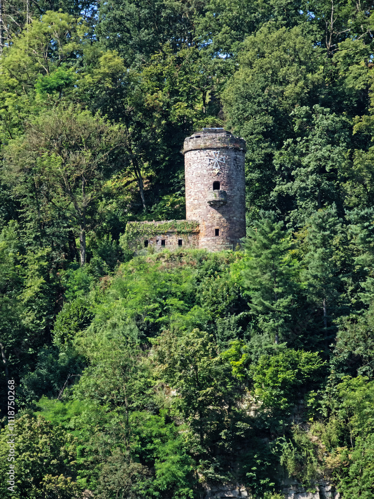 Blick auf den oberhalb der Stadt Bad Karlshafen auf den Hessischen Klippen gelegenen Aussichtsturm Hugenottenturm, Deutschland Blick auf den oberhalb der Stadt Bad Karlshafen auf den Hessischen Klippen gelegenen Aussichtsturm Hugenottenturm, Deutschland