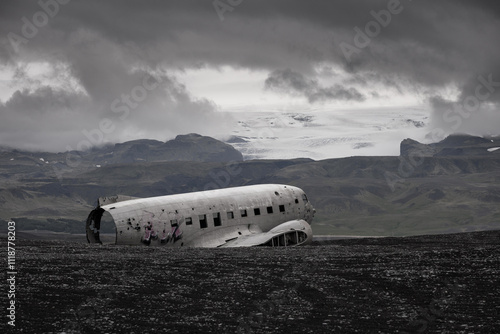 Obraz na płótnie Abandoned plane wreck of the US Navy in Iceland w salonie