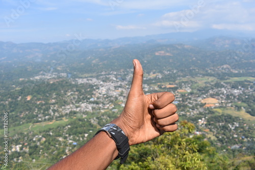 Obraz na płótnie thumb up in the mountains w salonie