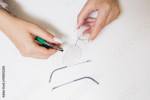 Obraz na płótnie Repairing Broken Eyeglasses with Tools w salonie