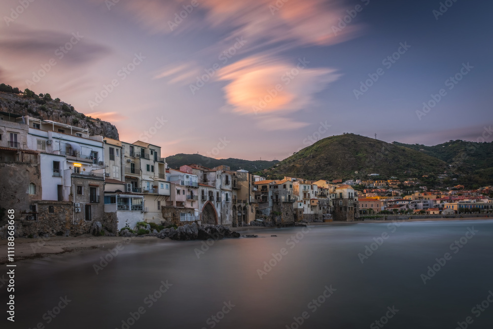 Φωτογραφία Sunrise in Cefalu, medieval city of Sicily island, Province of Palermo, Italy