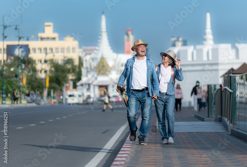 Canvas Print Senior couples' tourist activities around the Grand Palace and Wat Phra Kaew, Th
