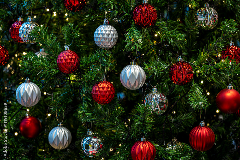 Naklejka premium Close-up of Fully Decorated Christmas tree with red and White balls.