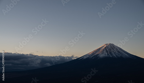 夜明けを迎える新道峠から眺める美しい富士山