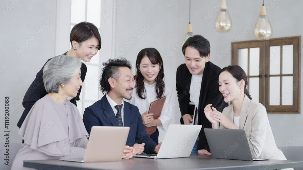 オフィスで働くビジネスマン多人数(会議・ミーティング) オフィスで働くビジネスマン多人数(会議・ミーティング)