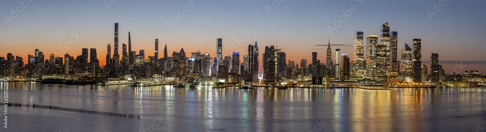 Fototapeta premium Panorama of the skyline of Midtown Manhattan in New York before sunrise seen from Weehawken, New Jersey