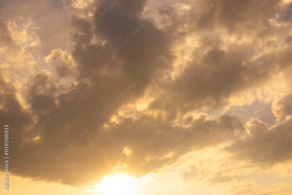 Obraz premium Dramatic clouds in the sky during sunset