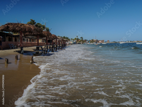 Playa Sur en Chichiriviche, estado Falcón, Venezuela, es un destino turístico destacado por sus hermosas playas, aguas cristalinas y espectaculares pai