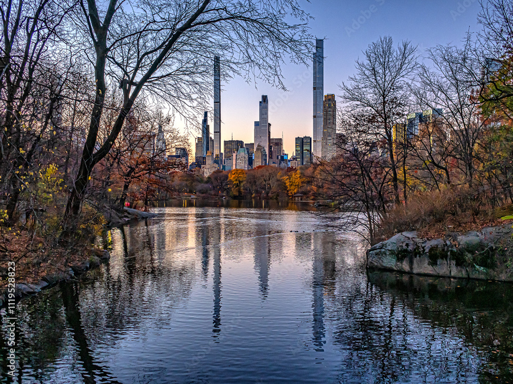 Obraz premium Central Park, New York City at the lake, late autumn