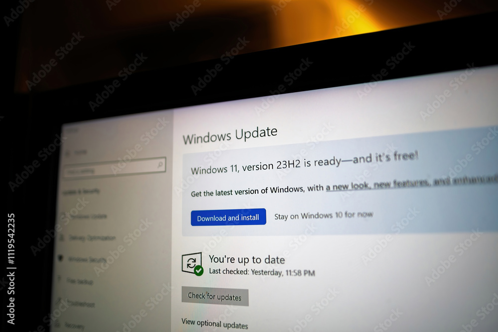 Windows.net" Versuchten" Paris, France - Sep 10, 2024: Windows Update screen on a laptop showing