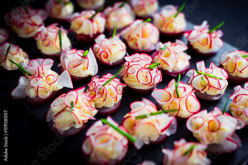 Entrée Petits fours au beurre radis en forme de fleur sur ardoise noire 