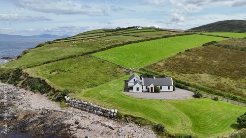survol des falaises en bord de mer à l'ouest de l'Irlande