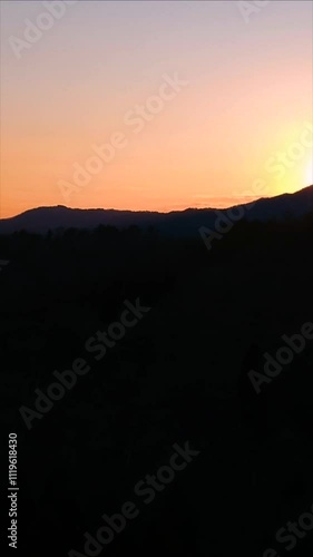 Wallpaper Mural 山と夕焼け空　秋　空撮　ドローン撮影　空のグラデーション　美しい自然風景　縦　縦向き　縦型動画　SNS　サイネージ Torontodigital.ca