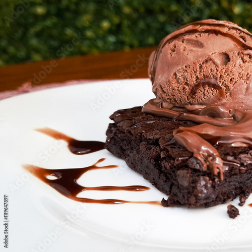 Brownie com Sorvete de Chocolate e Calda  photo